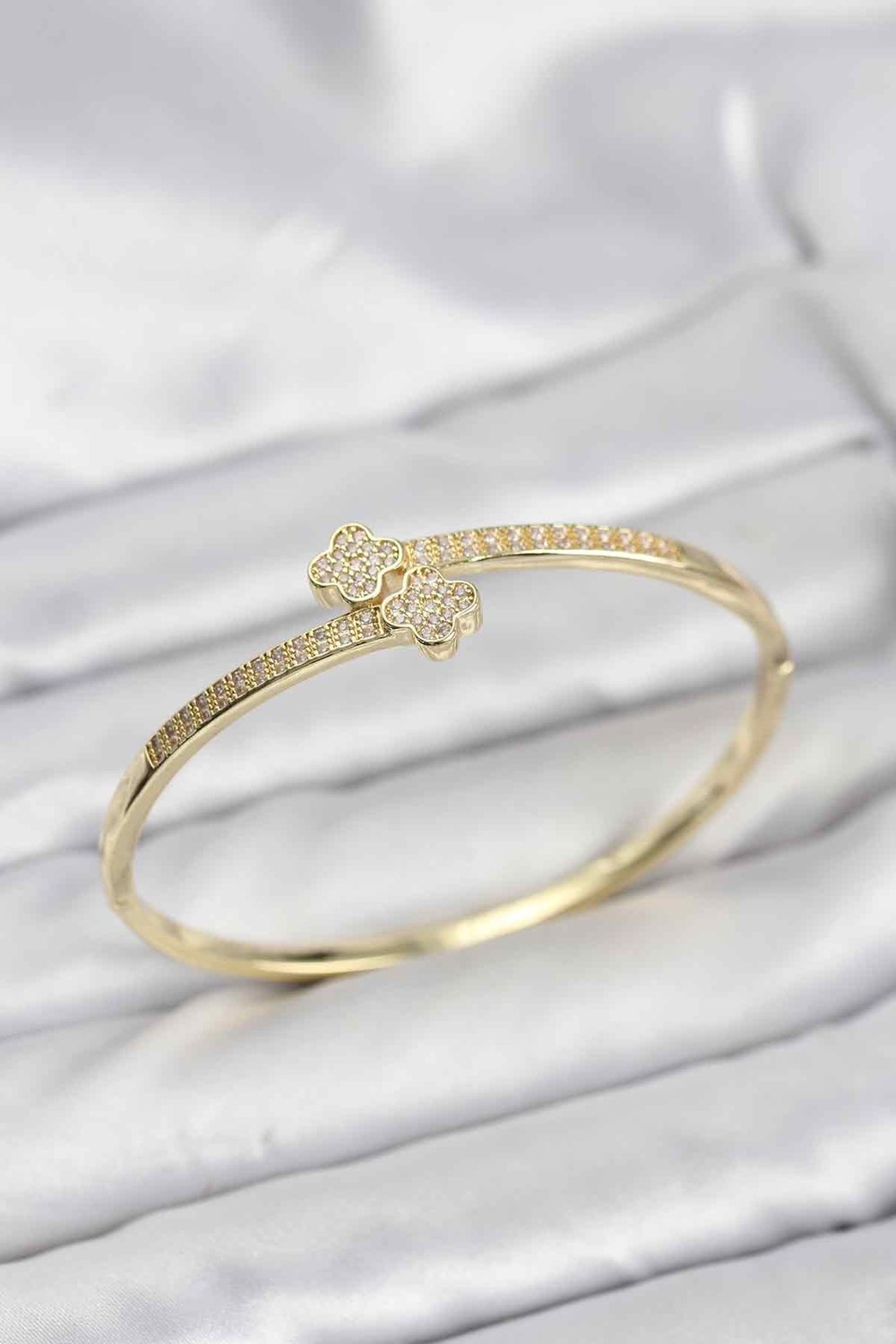 Pirinç Gold Renk Zirkon Taşlı Yonca Model Kadın Kelepçe Bileklik