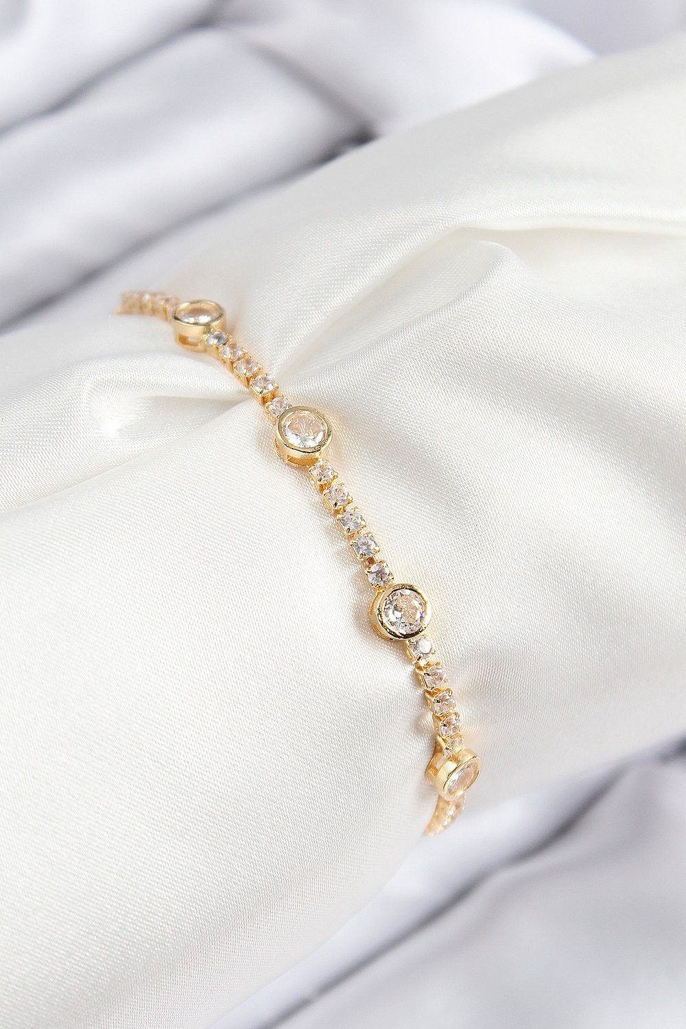 Pirinç Zirkon Taşlı Daire Model Gold Renk Asansörlü Kadın Bileklik