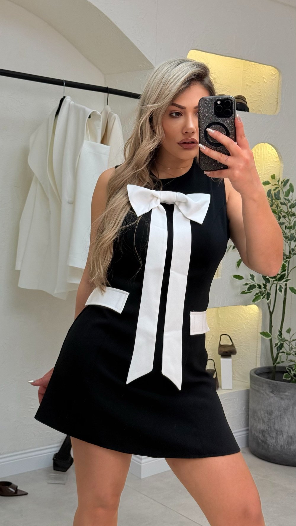 Siyah Kolsuz Fiyonk Detay Mini Elbise