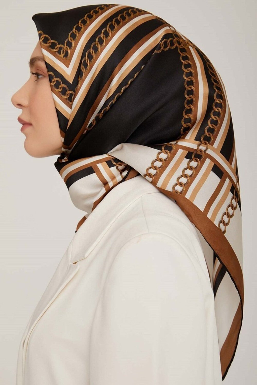 İpek Eşarp Nostalji Twill 8845DS-02 Geometrik Desen SİYAH-GOLD