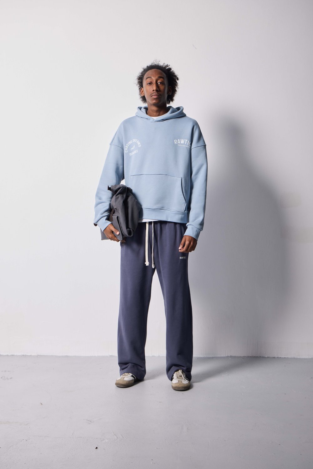 100% PAMUKLU DİYAGONAL BEBE MAVİ CROPPED FIT HOODIE