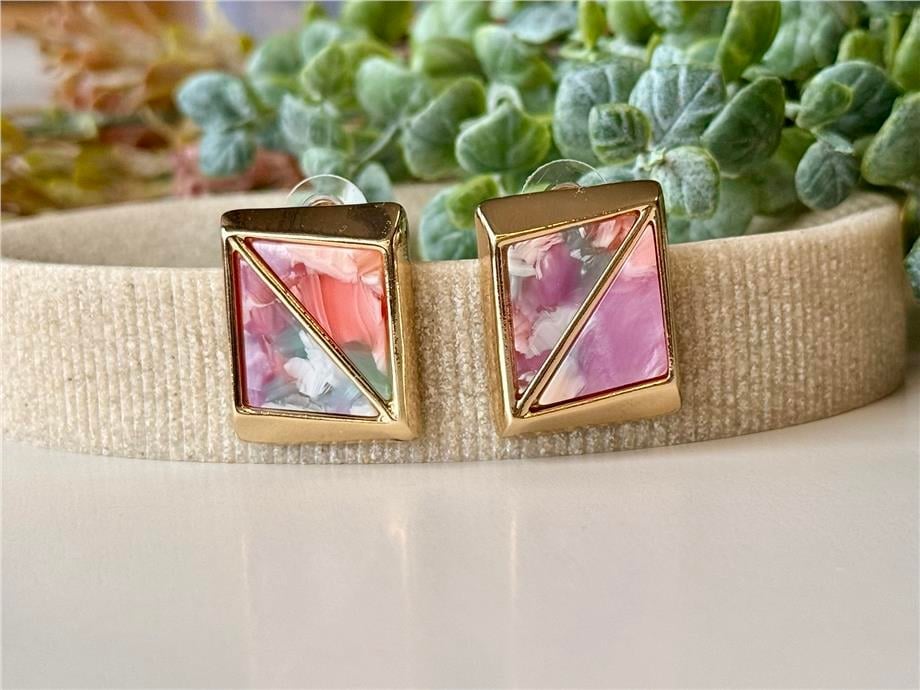Pembe Üçgen Kesim Detaylı Kare Küpe