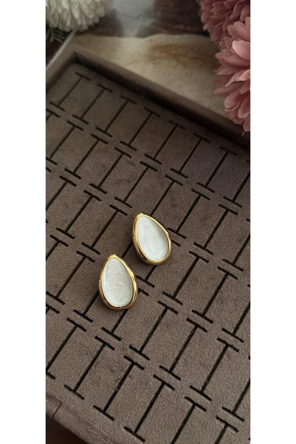 Gold çerçeveli görünümlü damla küpe