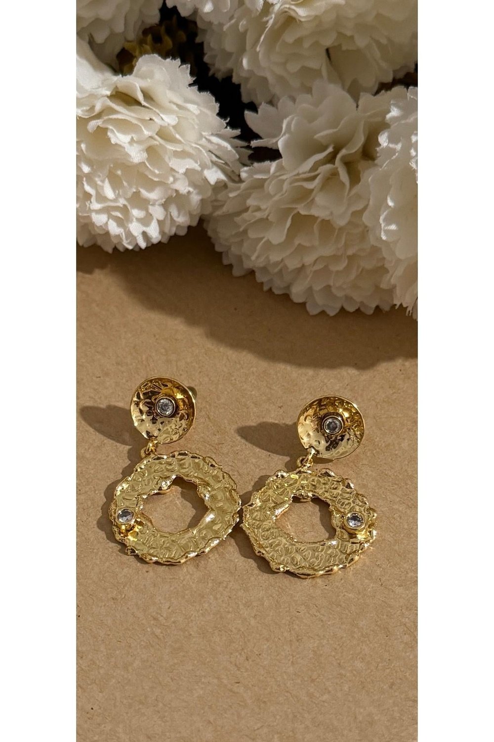 Taşlı sallantılı pinterest gold küpe
