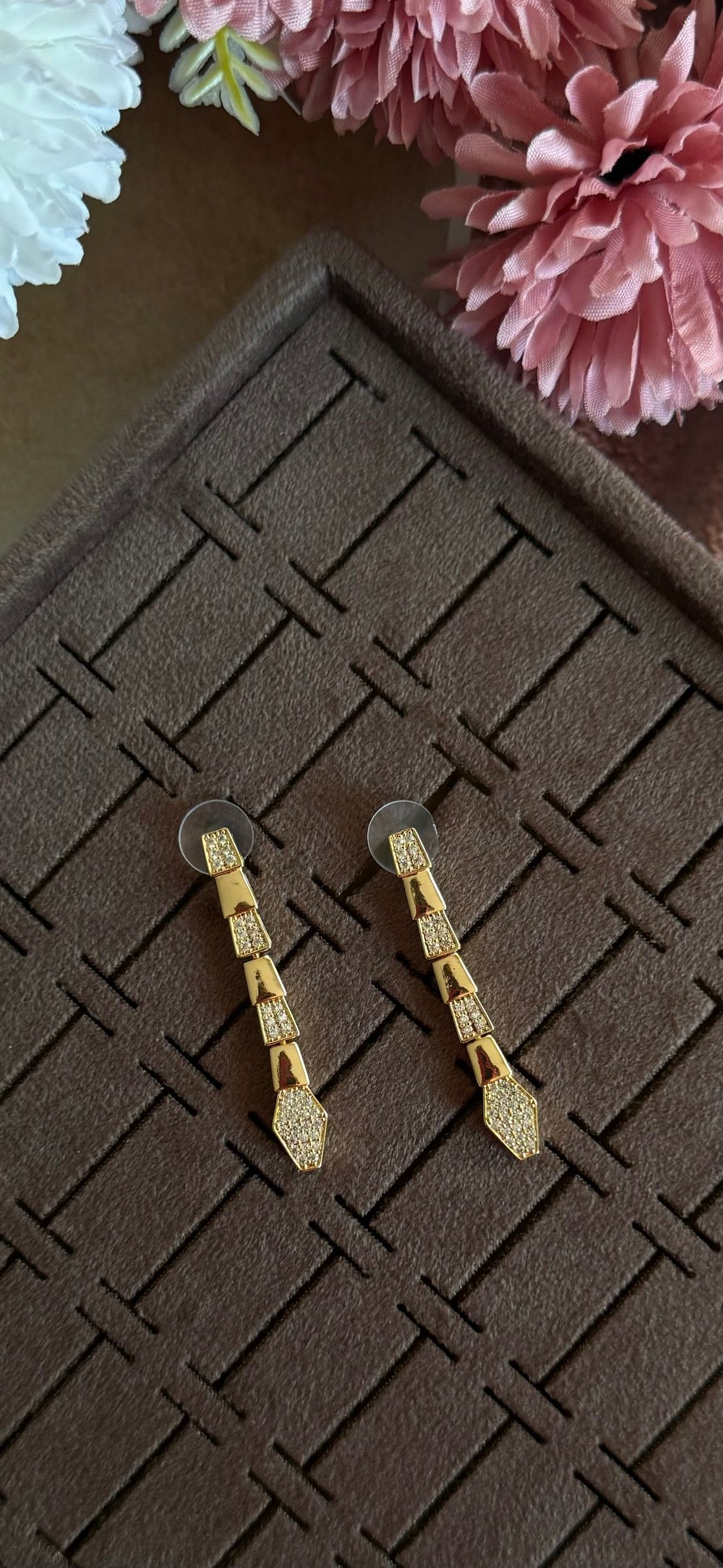 zirkon taş detaylı sallantılı küpe