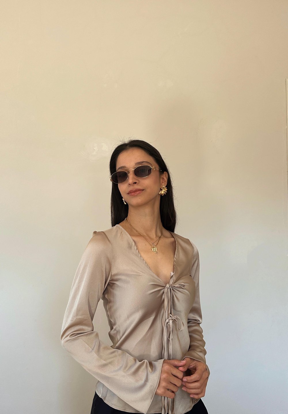 KUM BEJİ ÖNÜ BAĞLAMALI SATEN BLUZ 