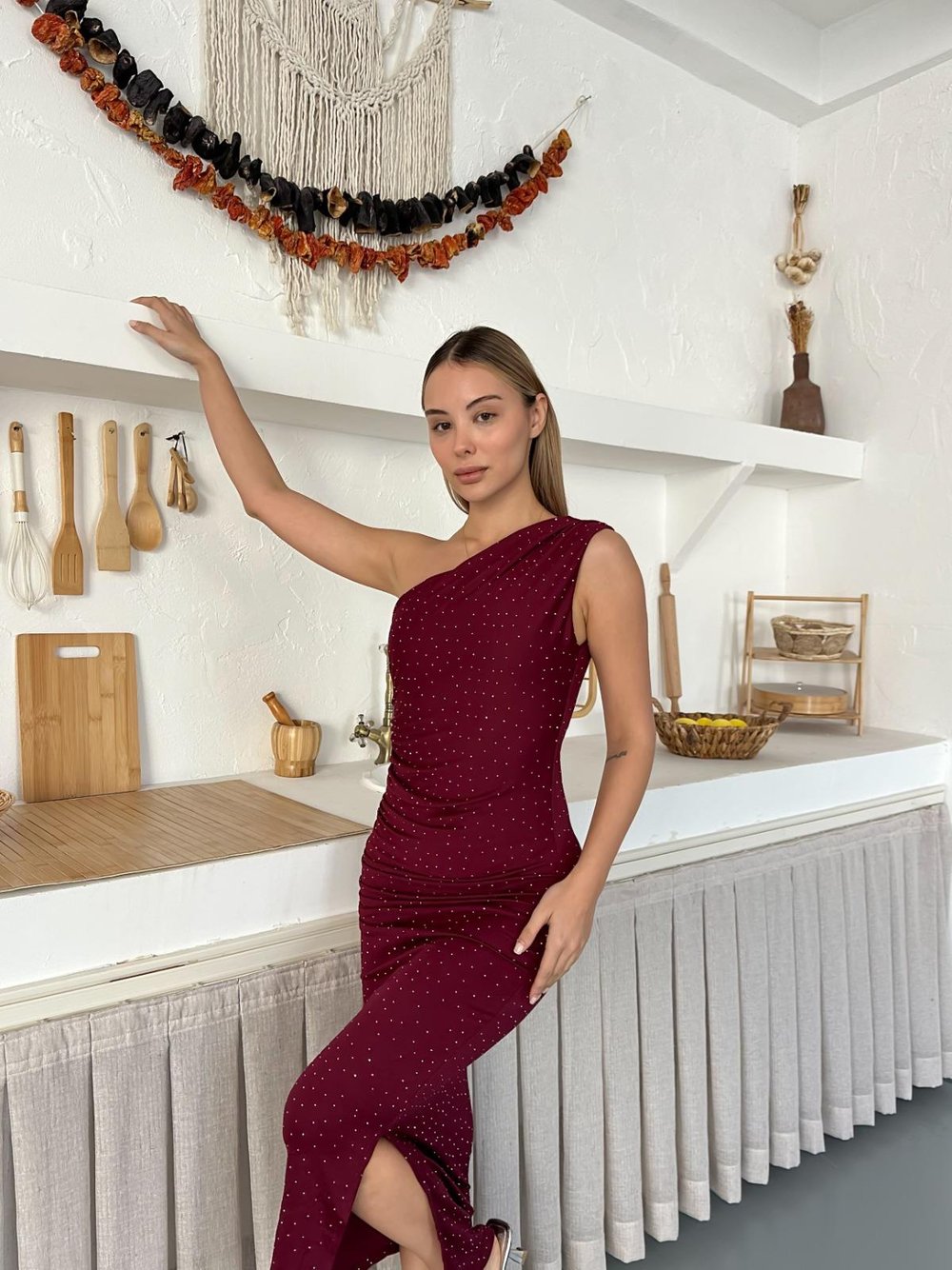 Tek Omuz Taş Detaylı Yırtmaçlı Double Kumaş Elbise Bordo