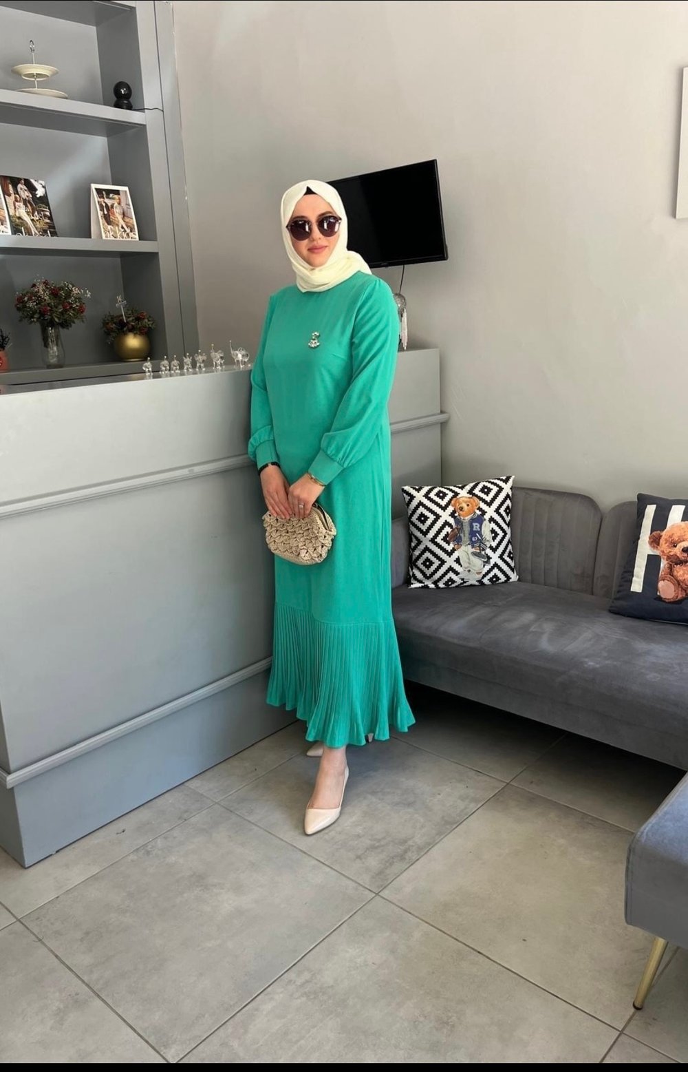 YEŞİL BROŞ DETAYLI PİLELİ ELBİSE