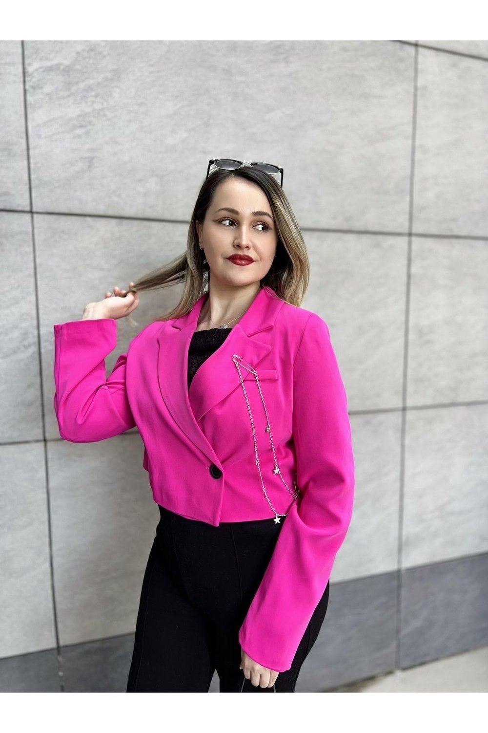 Broş Detaylı Tasarım Pembe Crop Ceket