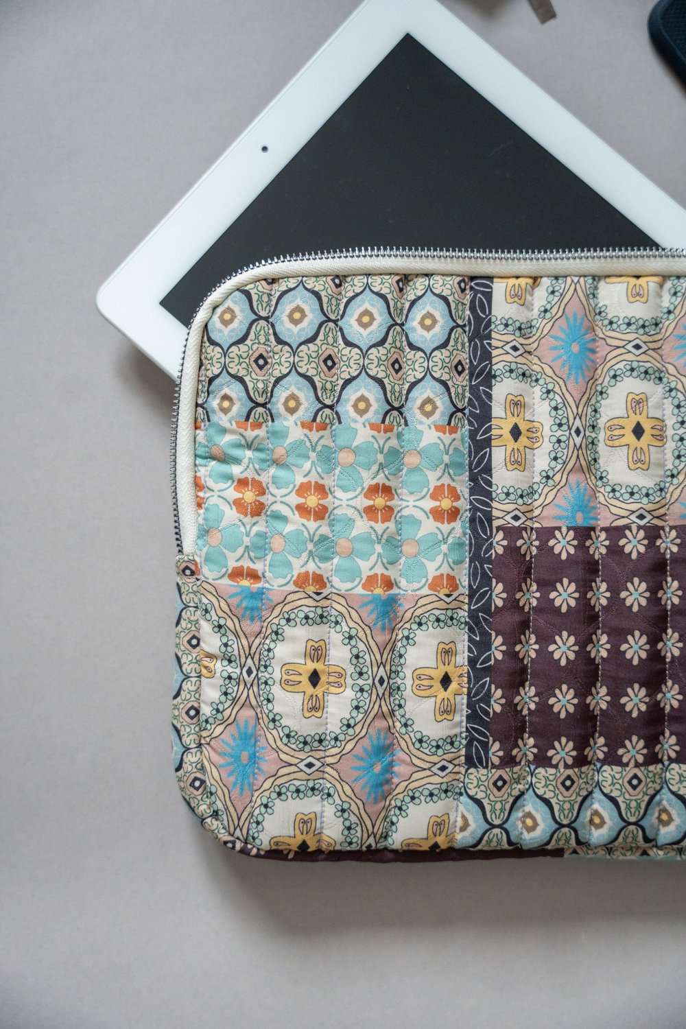 PATCHWORK DESENLİ TABLET ÇANTASI