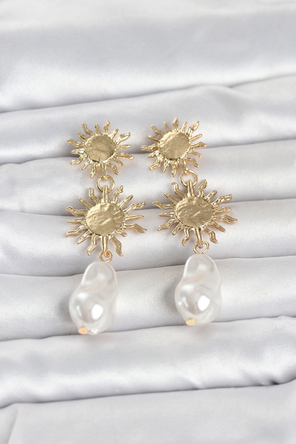 Gold Renk Pirinç Güneş Model Detaylı Kadın Küpe