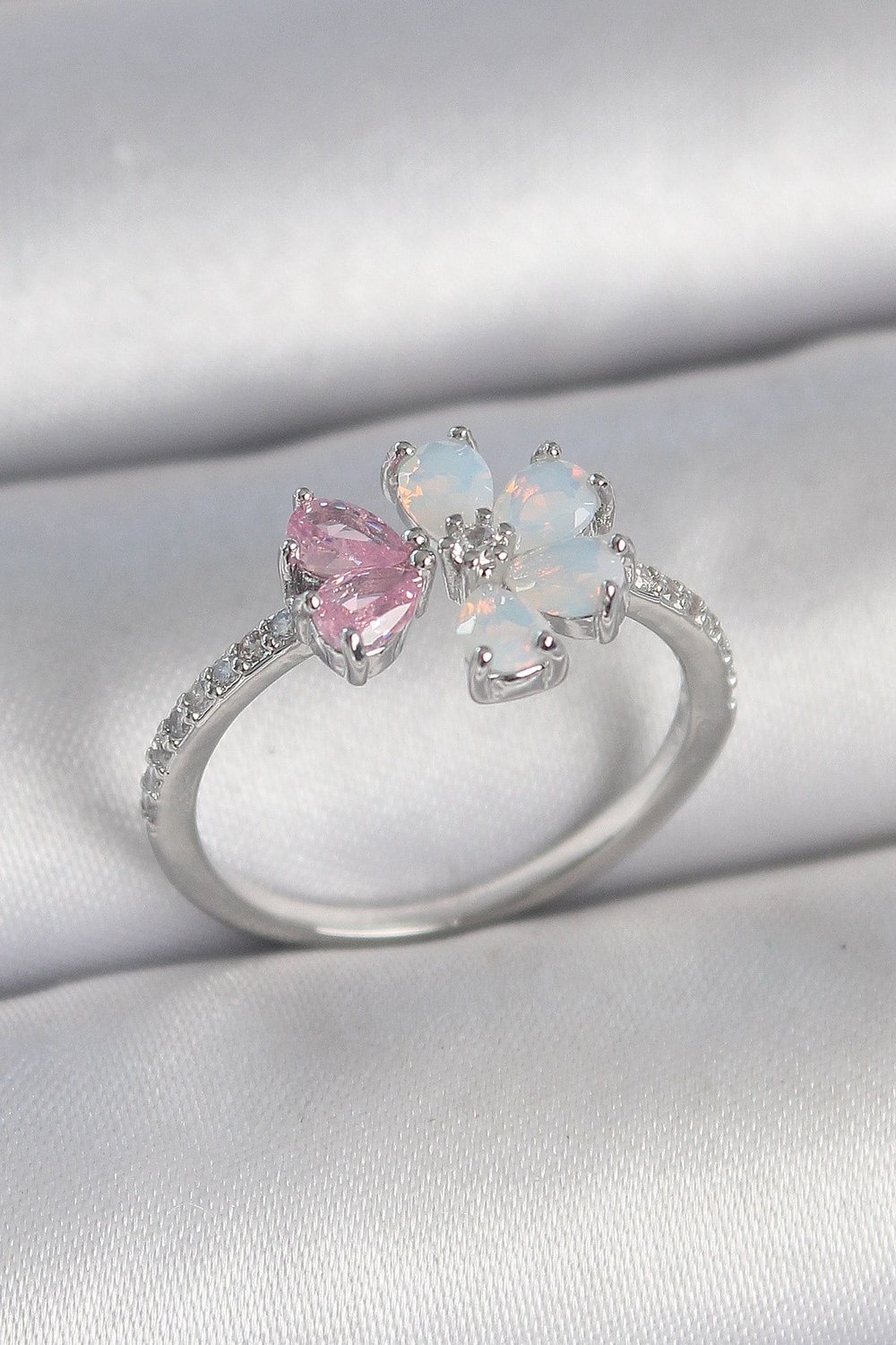 Pirinç Gümüş Renk Beyaz Mineli Pembe Zirkon Taşlı Çiçek Model Kadın Yüzük