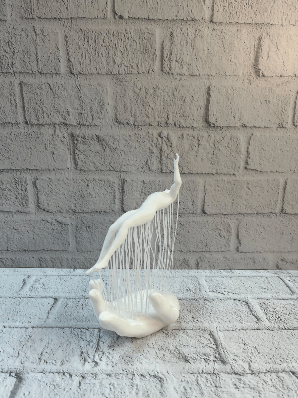 3D El Üzerinde İnsan Figürü Beyaz Minimal Masa Üstü Dekor