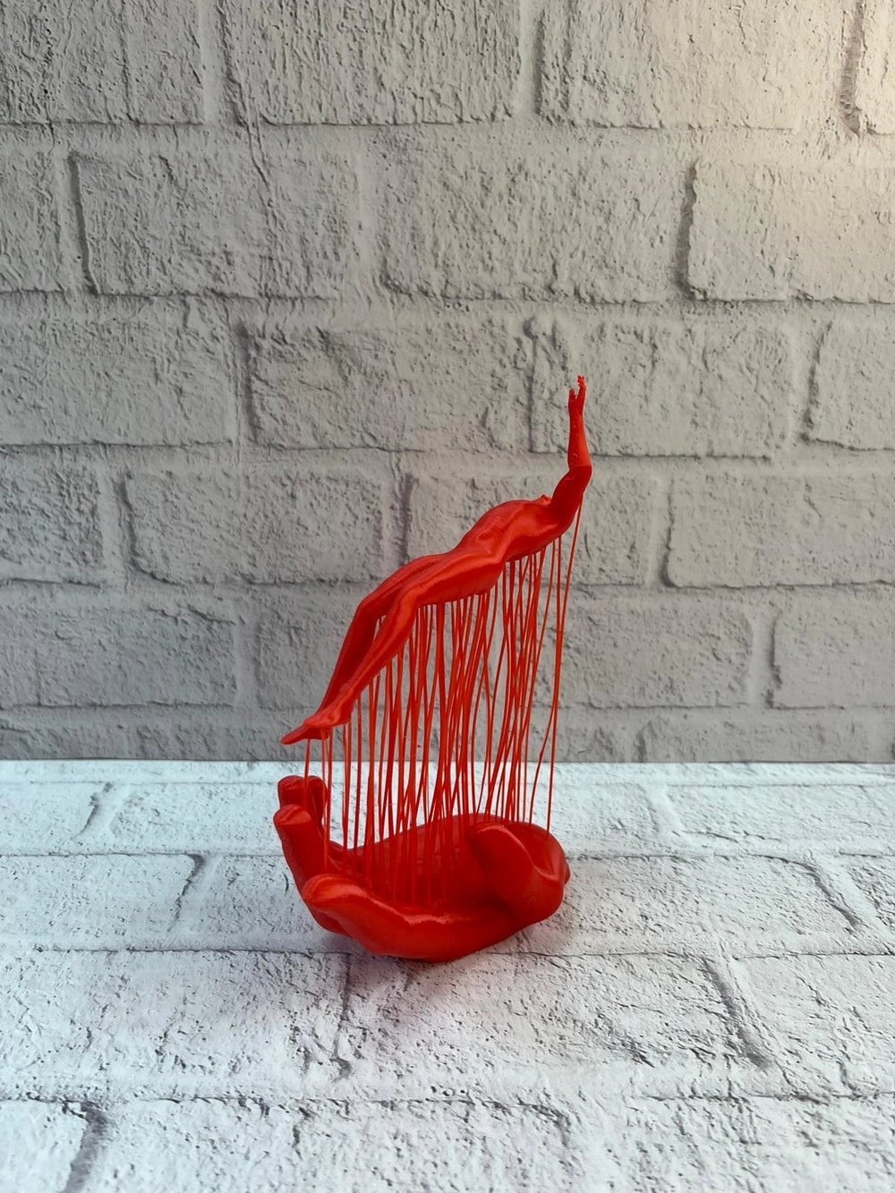 3D El Üzerinde İnsan Figürü Kırmızı Sanatsal Masa Üstü Dekor 12x18 cm