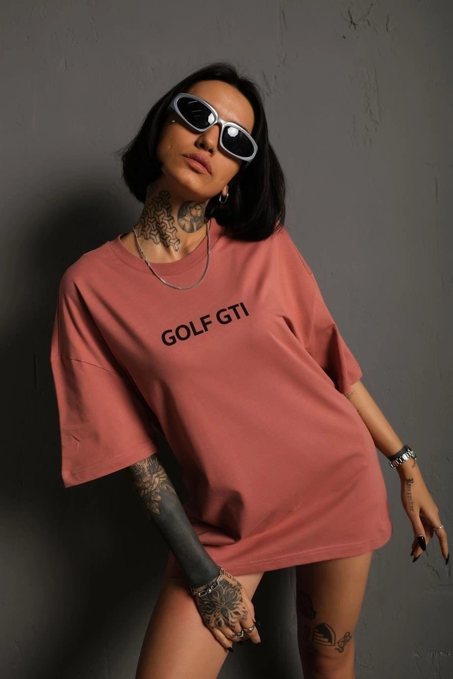 Kadın Oversize Baskılı Tişört – Golf GTI Retro Araba Desenli, Ön & Arka Dijital Baskı, Sokak Modası Stil- Gül Kurusu