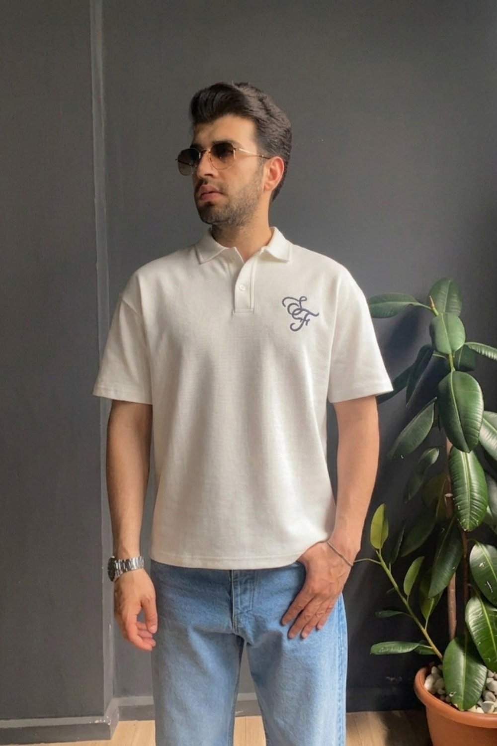 Beyaz Pike Kumaş Göğüs Nakışlı Polo Yaka Tişört