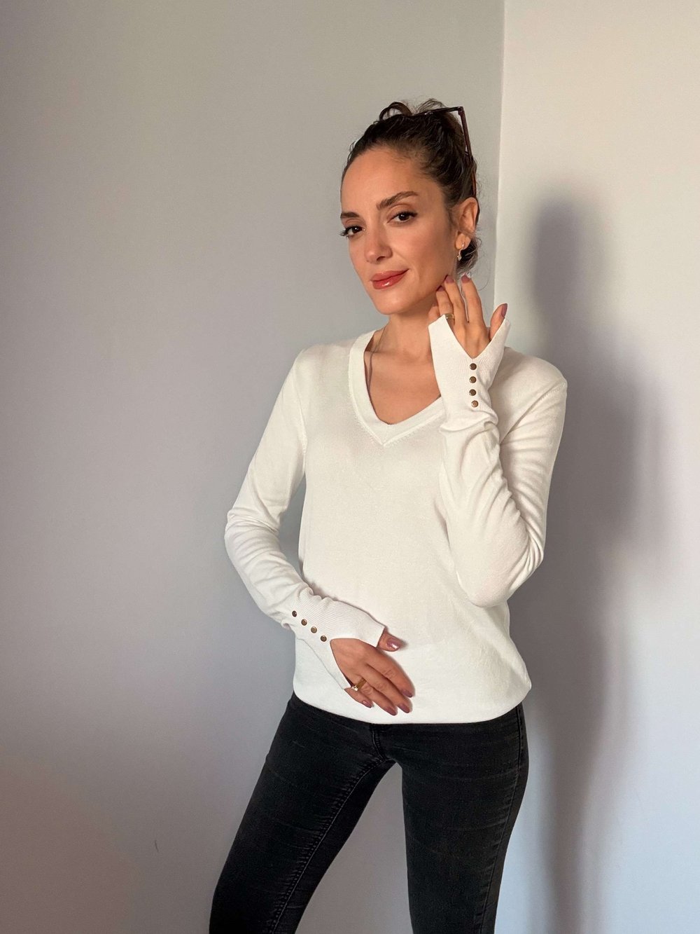 Beyaz V Yaka Kol Detaylı Triko