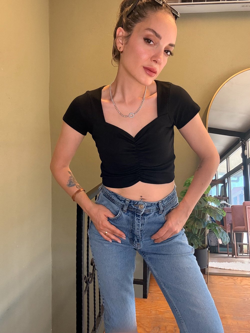 Siyah Önü Büzgülü Crop Tişört