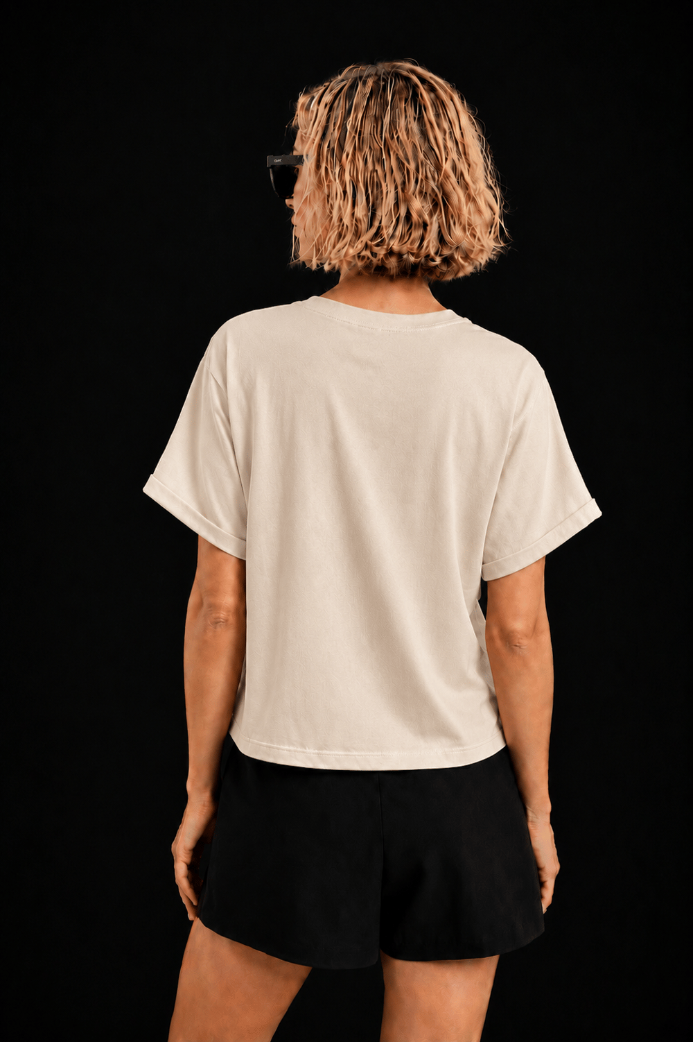 Bej Pamuklu Bisiklet Yaka Rahat Kalıp Papatya Nakışlı T-Shirt