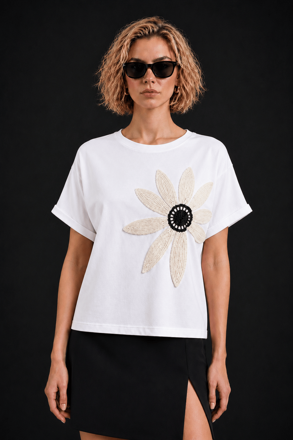 Krem Pamuklu Bisiklet Yaka Rahat Kalıp Papatya Nakışlı T-Shirt