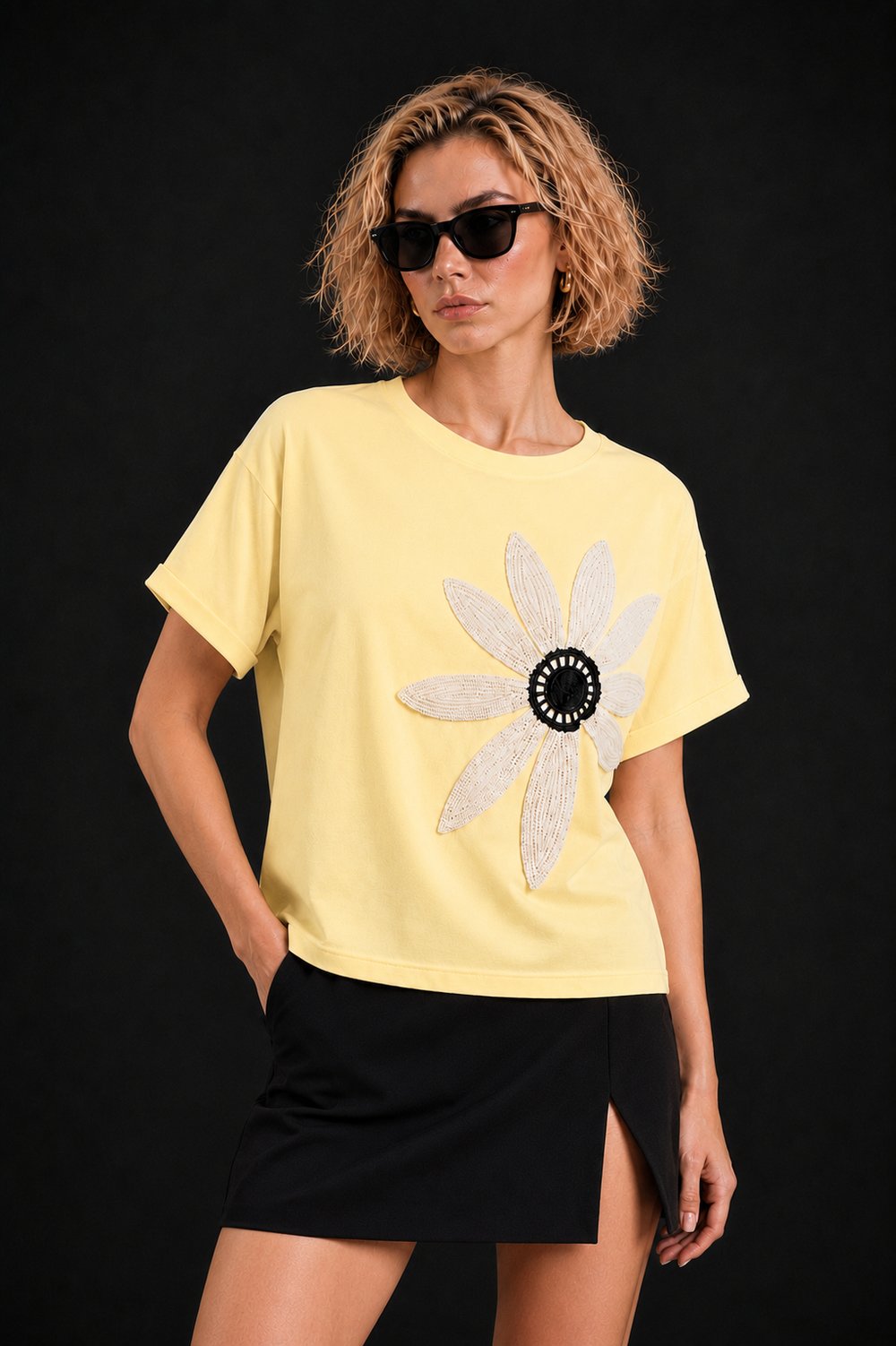 Sarı Pamuklu Bisiklet Yaka Rahat Kalıp Papatya Nakışlı T-Shirt