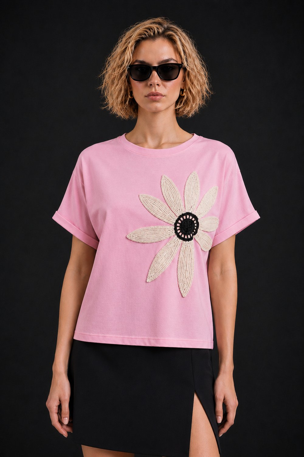 Pembe Pamuklu Bisiklet Yaka Rahat Kalıp Papatya Nakışlı T-Shirt