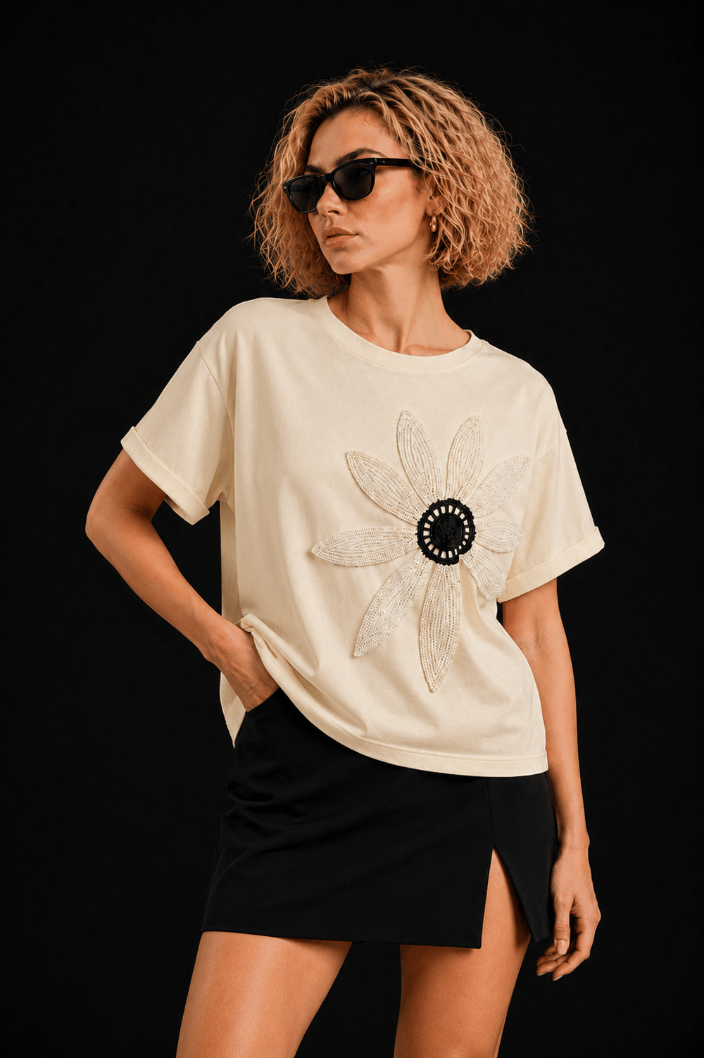 Bej Pamuklu Bisiklet Yaka Rahat Kalıp Papatya Nakışlı T-Shirt