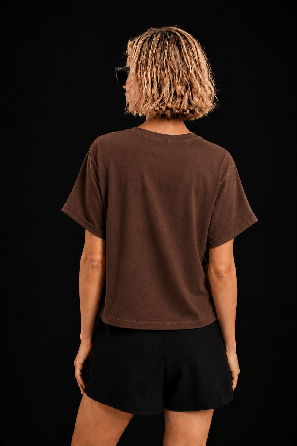 Kahve Pamuklu Bisiklet Yaka Rahat Kalıp Papatya Nakışlı T-Shirt
