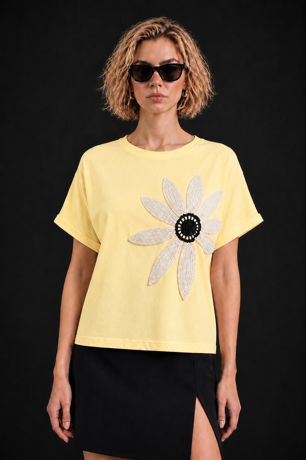 Sarı Pamuklu Bisiklet Yaka Rahat Kalıp Papatya Nakışlı T-Shirt