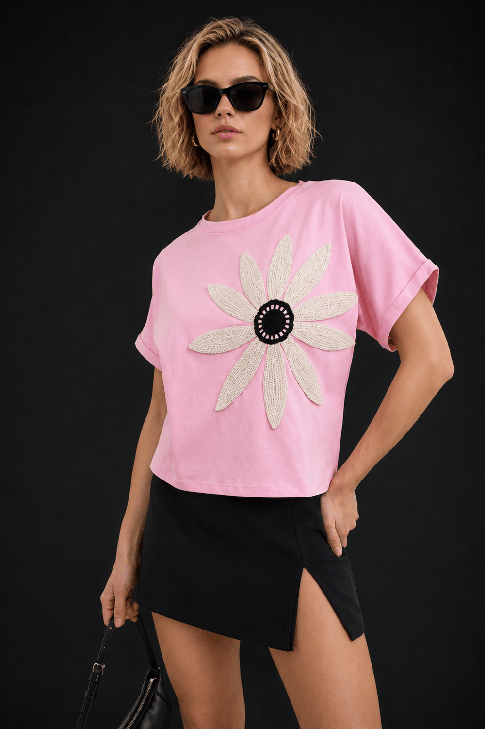 Pembe Pamuklu Bisiklet Yaka Rahat Kalıp Papatya Nakışlı T-Shirt