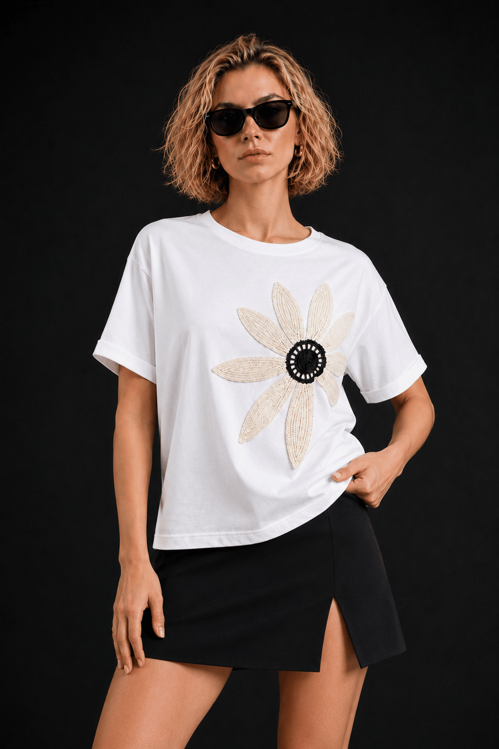 Krem Pamuklu Bisiklet Yaka Rahat Kalıp Papatya Nakışlı T-Shirt