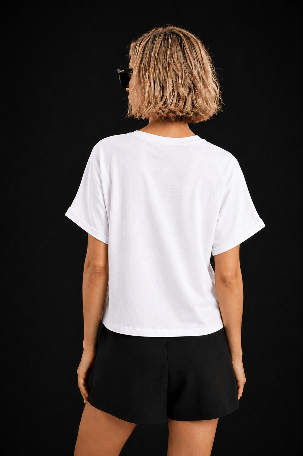 Krem Pamuklu Bisiklet Yaka Rahat Kalıp Papatya Nakışlı T-Shirt