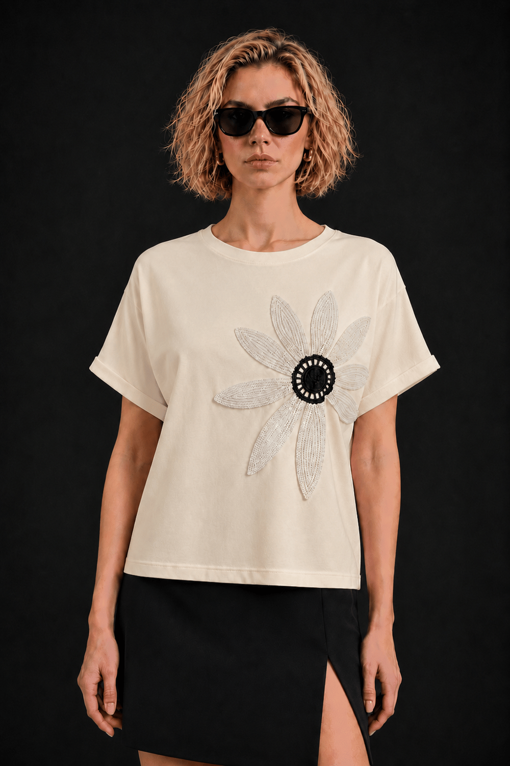 Bej Pamuklu Bisiklet Yaka Rahat Kalıp Papatya Nakışlı T-Shirt