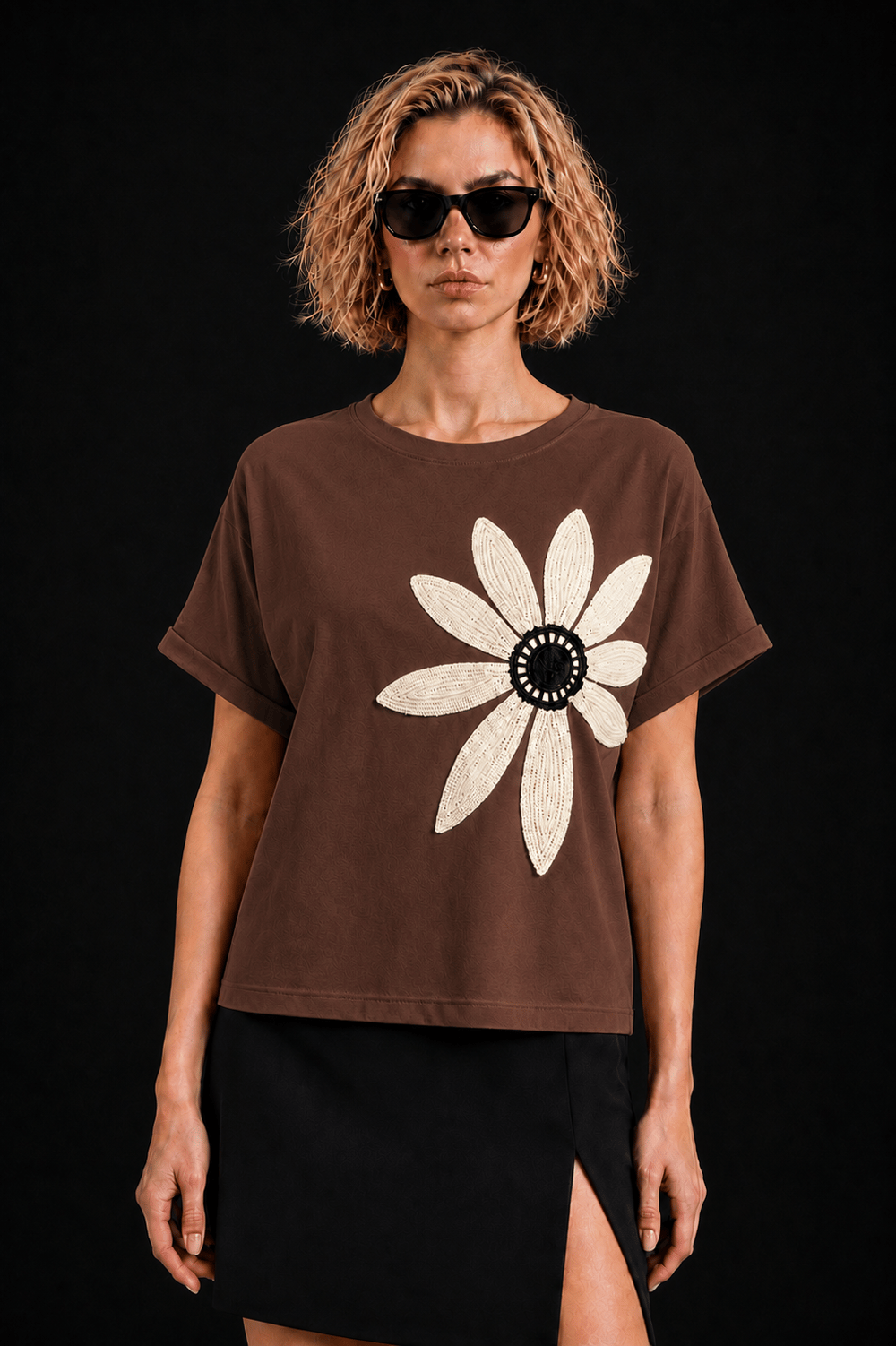 Kahve Pamuklu Bisiklet Yaka Rahat Kalıp Papatya Nakışlı T-Shirt