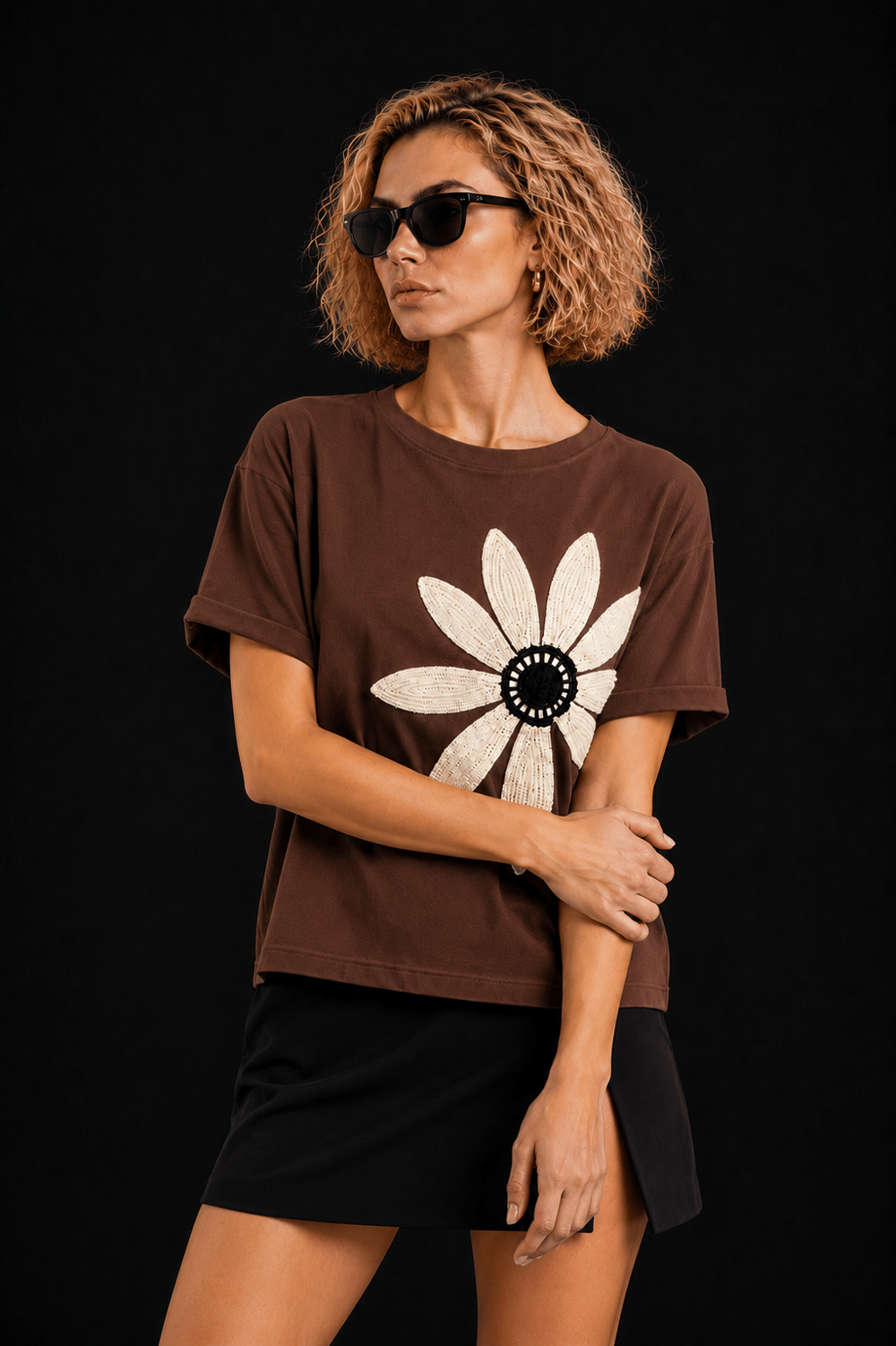Kahve Pamuklu Bisiklet Yaka Rahat Kalıp Papatya Nakışlı T-Shirt