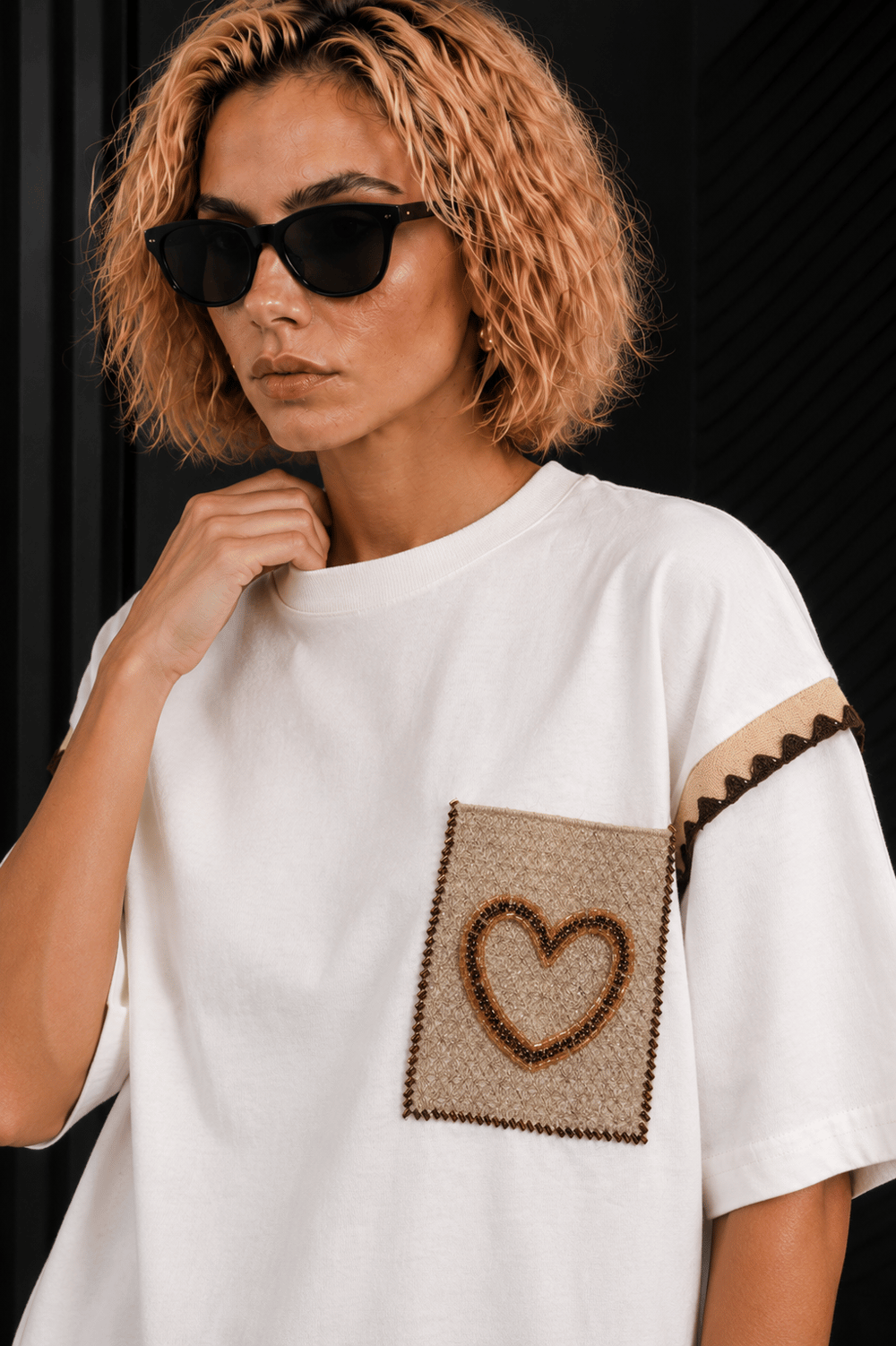 Beyaz %100 Pamuk Oversize Kalp Cep Detaylı Rahat Kesim T-Shirt