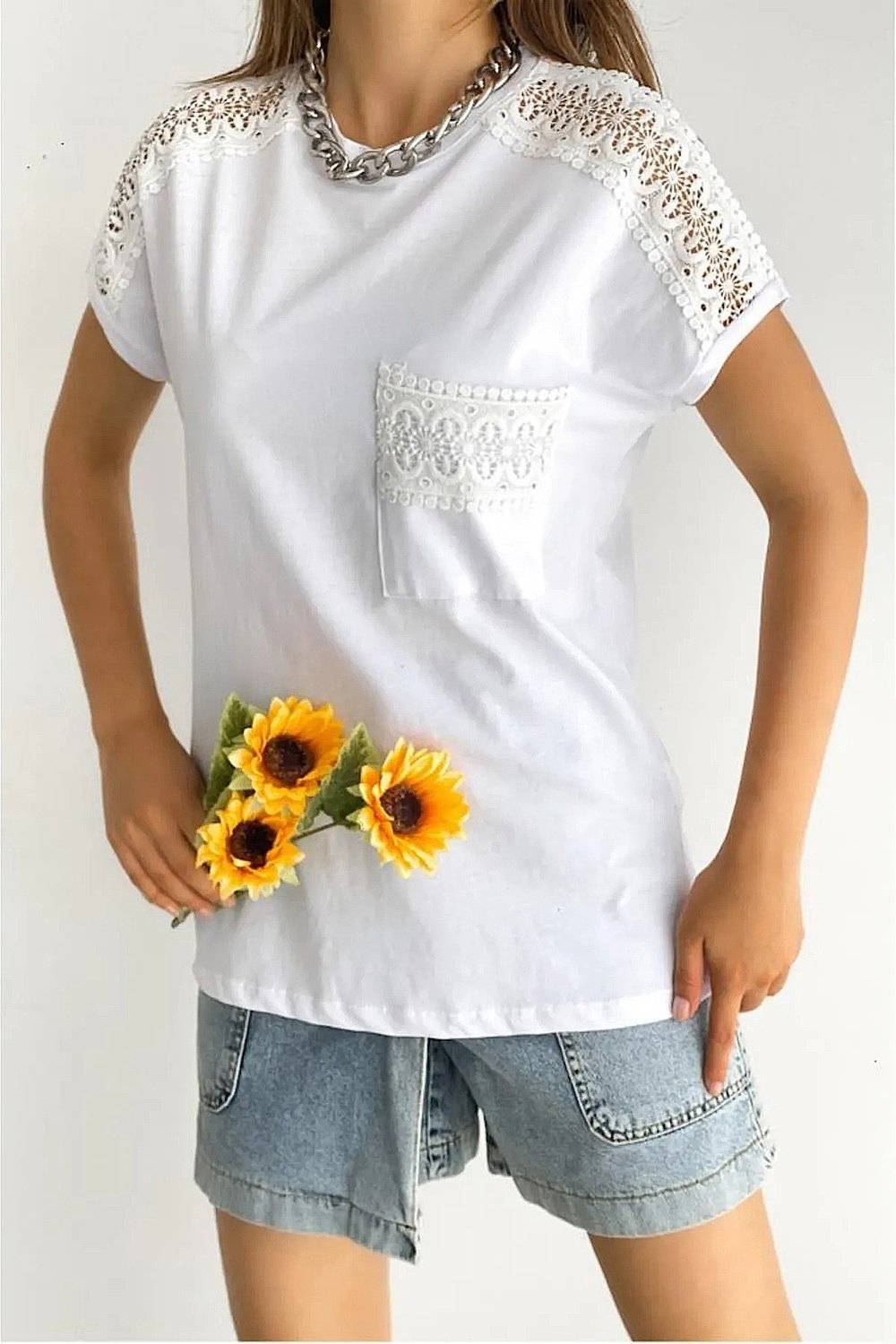Kadın Beyaz Bisiklet Yaka Dantel Detaylı Tasarım %100 Pamuk T-shirt