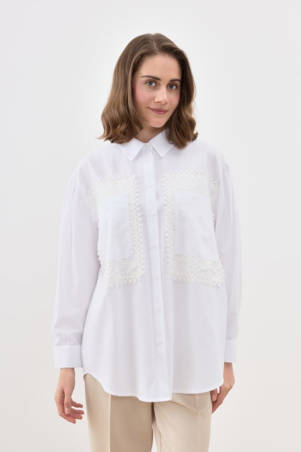 Kadın Beyaz Oversize Cebi Brode Detaylı Pamuk Gömlek