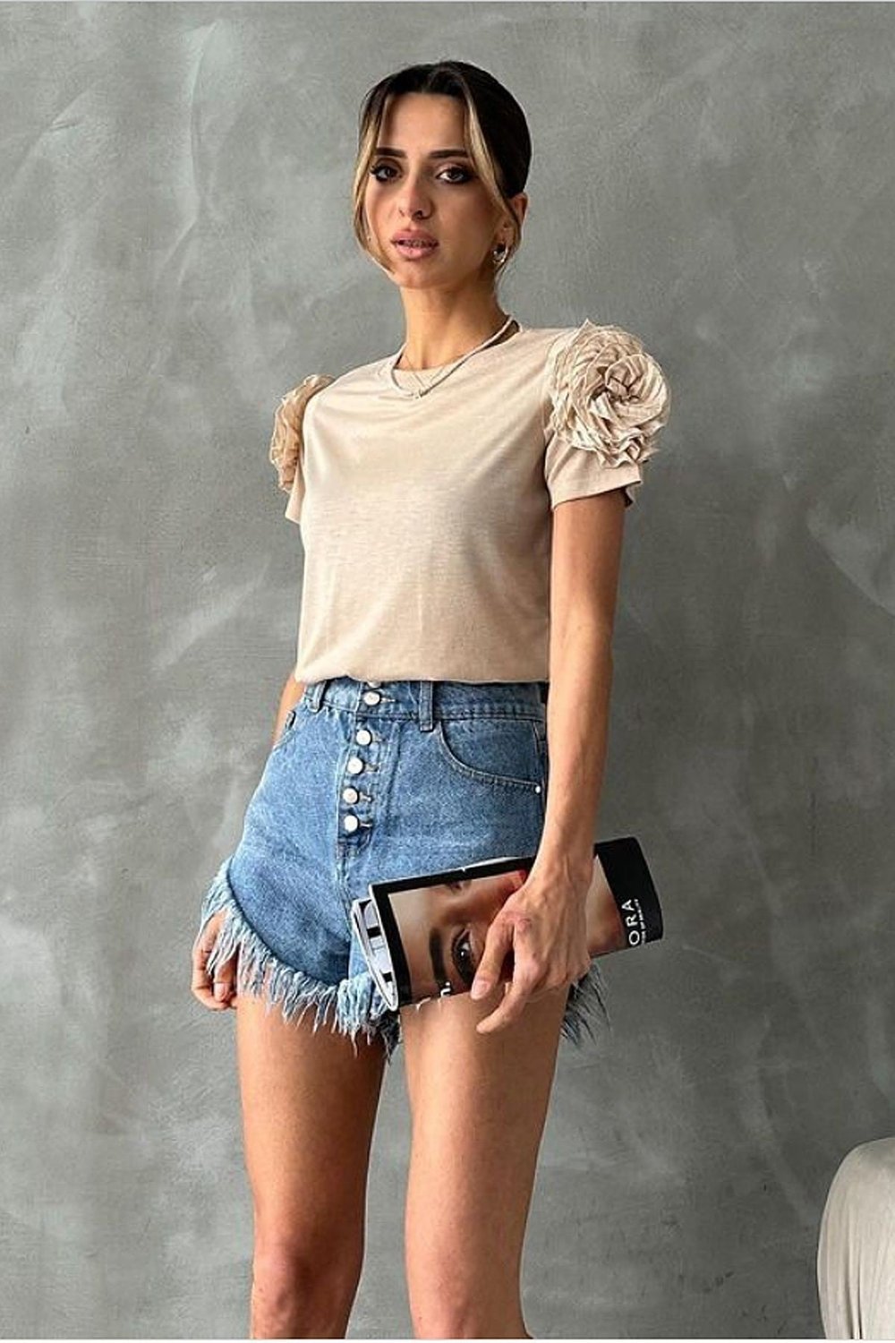 Kadın Taş Tasarım Bisiklet Yaka Kısa Kollu Omuz Gül Detaylı Pamuklu T-Shirt