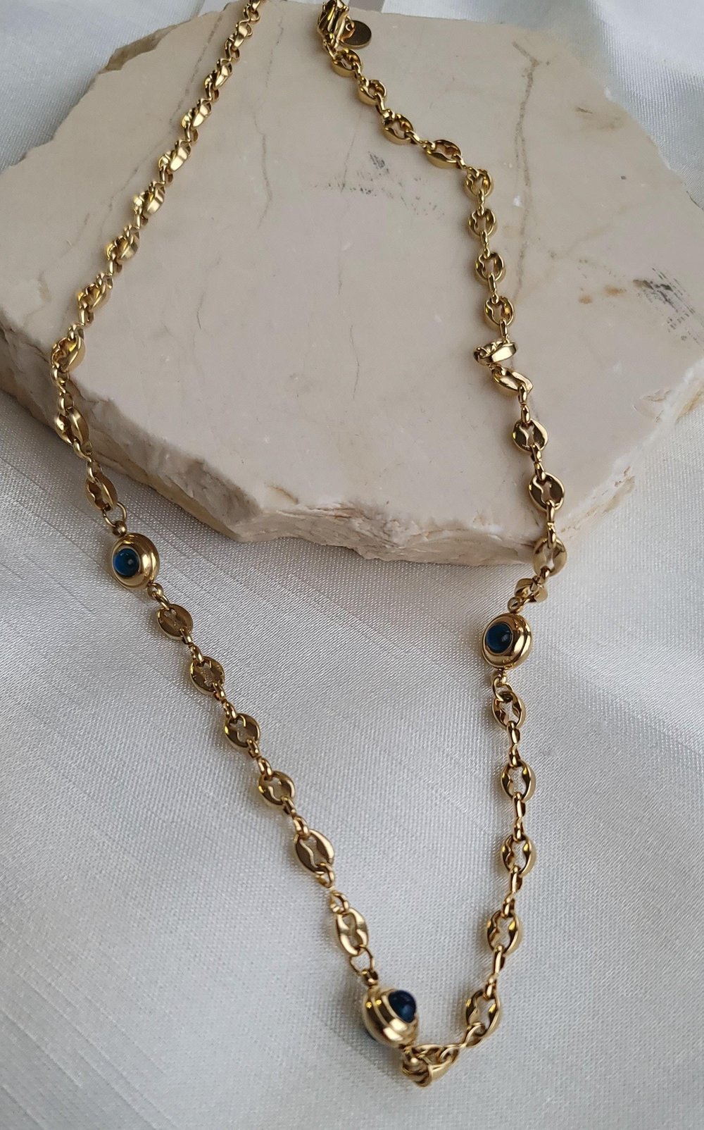 Üç nazar boncuklu düğme kolye