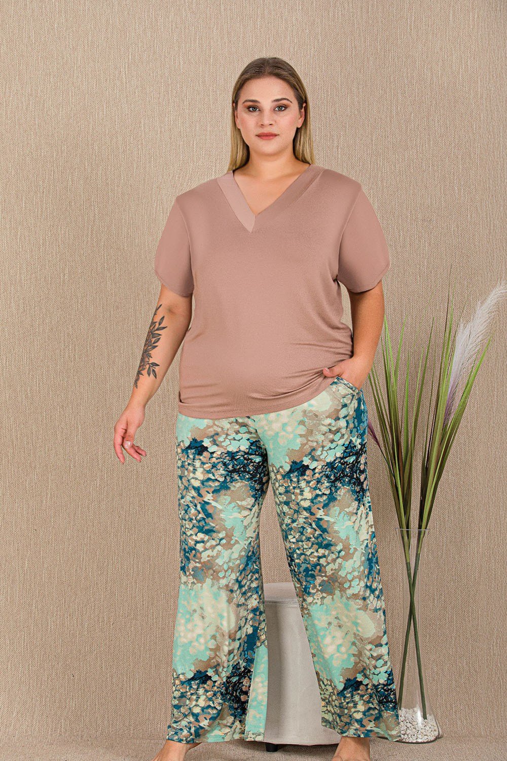 Çiçekli V Yaka Büyük Beden Pijama Takımı
