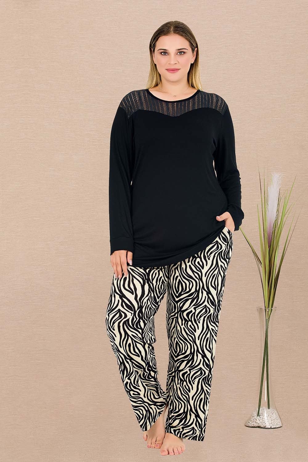 Desenli Tül Detaylı Büyük Beden Pijama Takımı