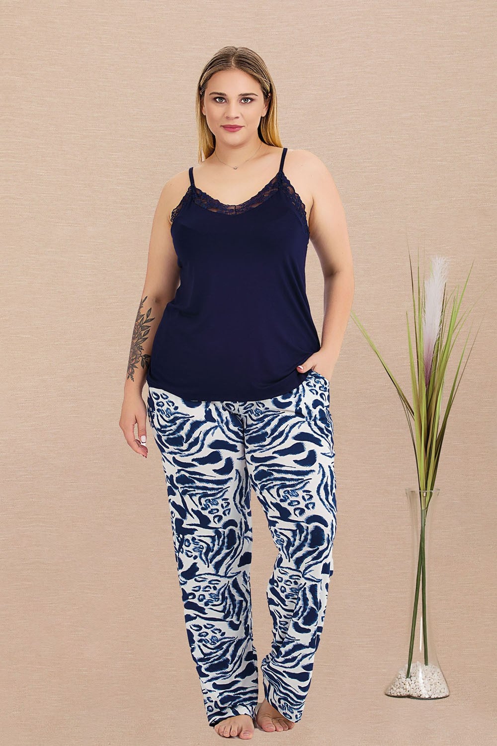 İnce Askılı Desenli Büyük Beden Pijama Takımı