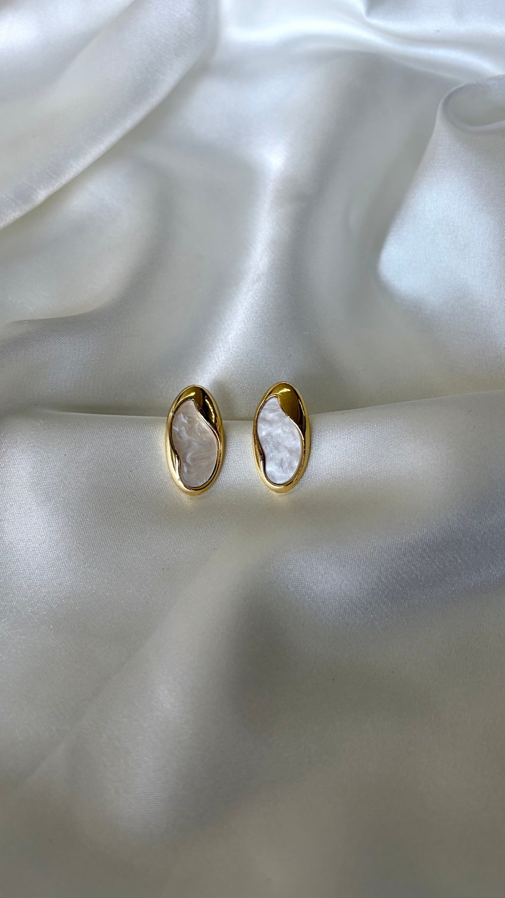 Kadın Gold Detaylı Sedefli Tasarım Oval Küpe