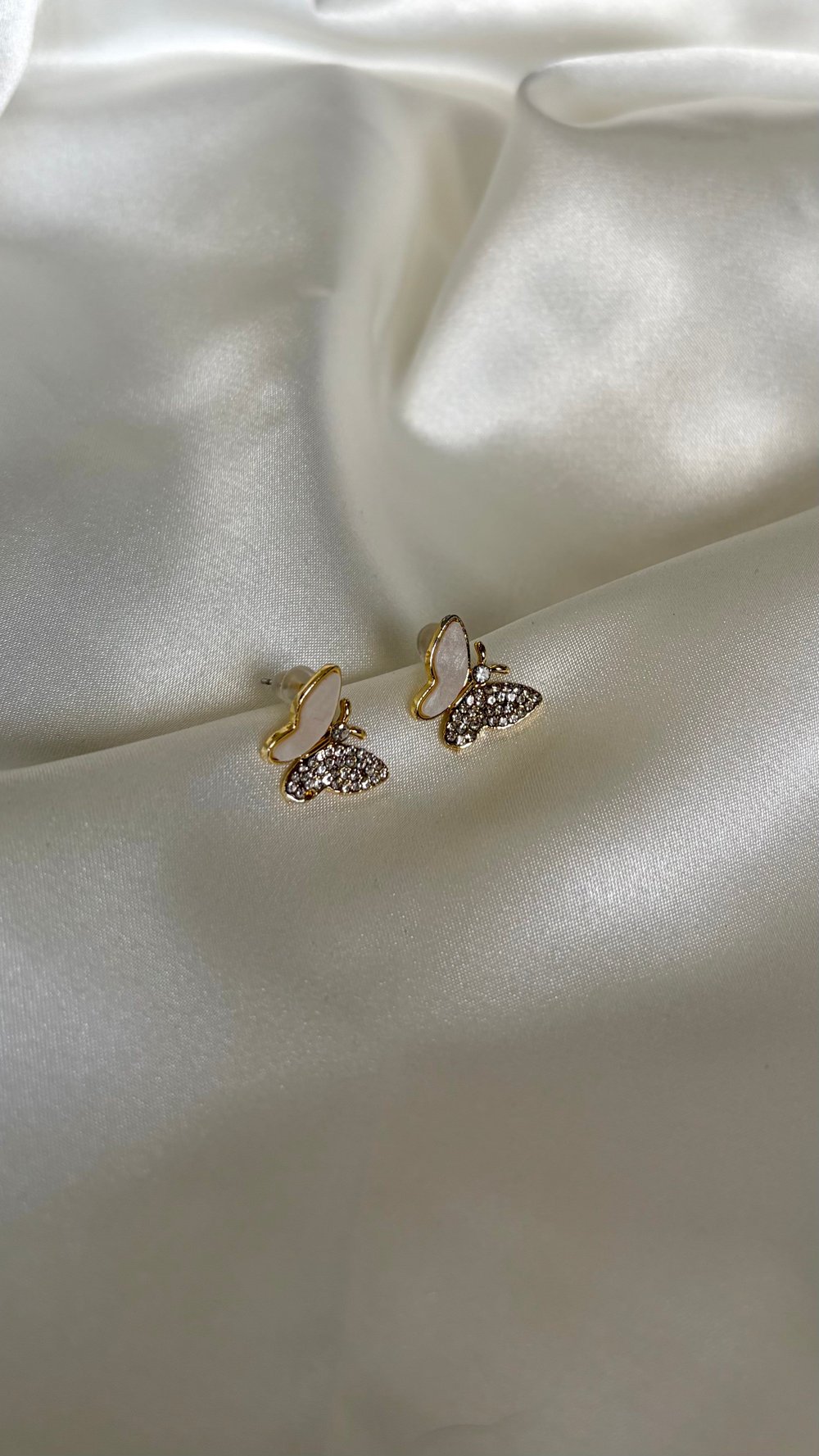 Kadın Gold Detaylı Sedefli Taşlı Minimal Kelebek Küpe