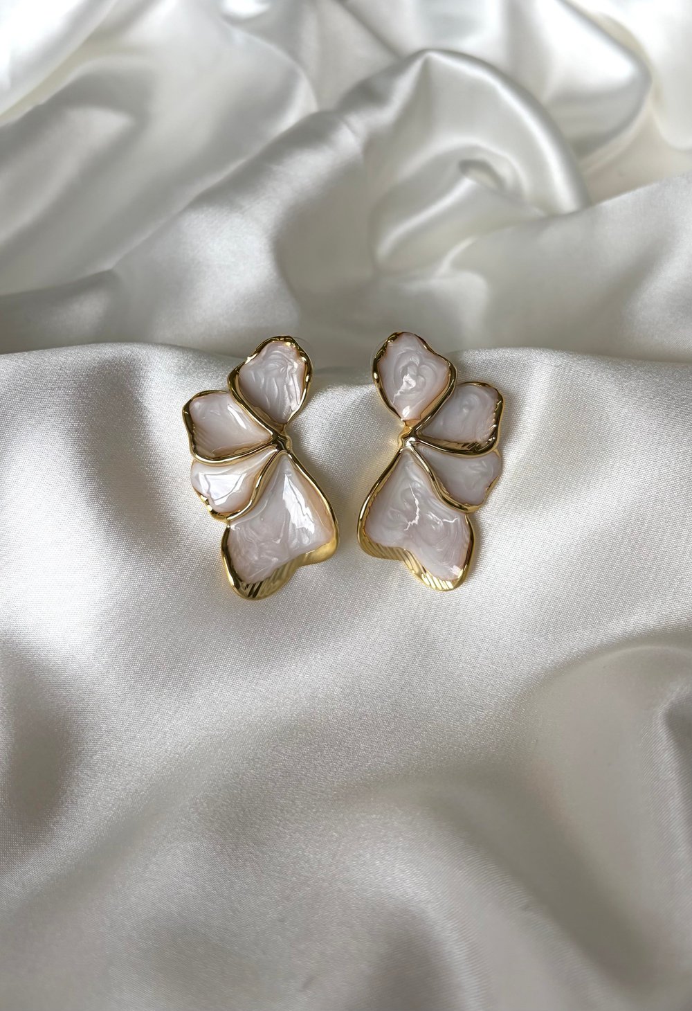 Kadın Gold Detaylı Sedefli Yaprak Model Küpe
