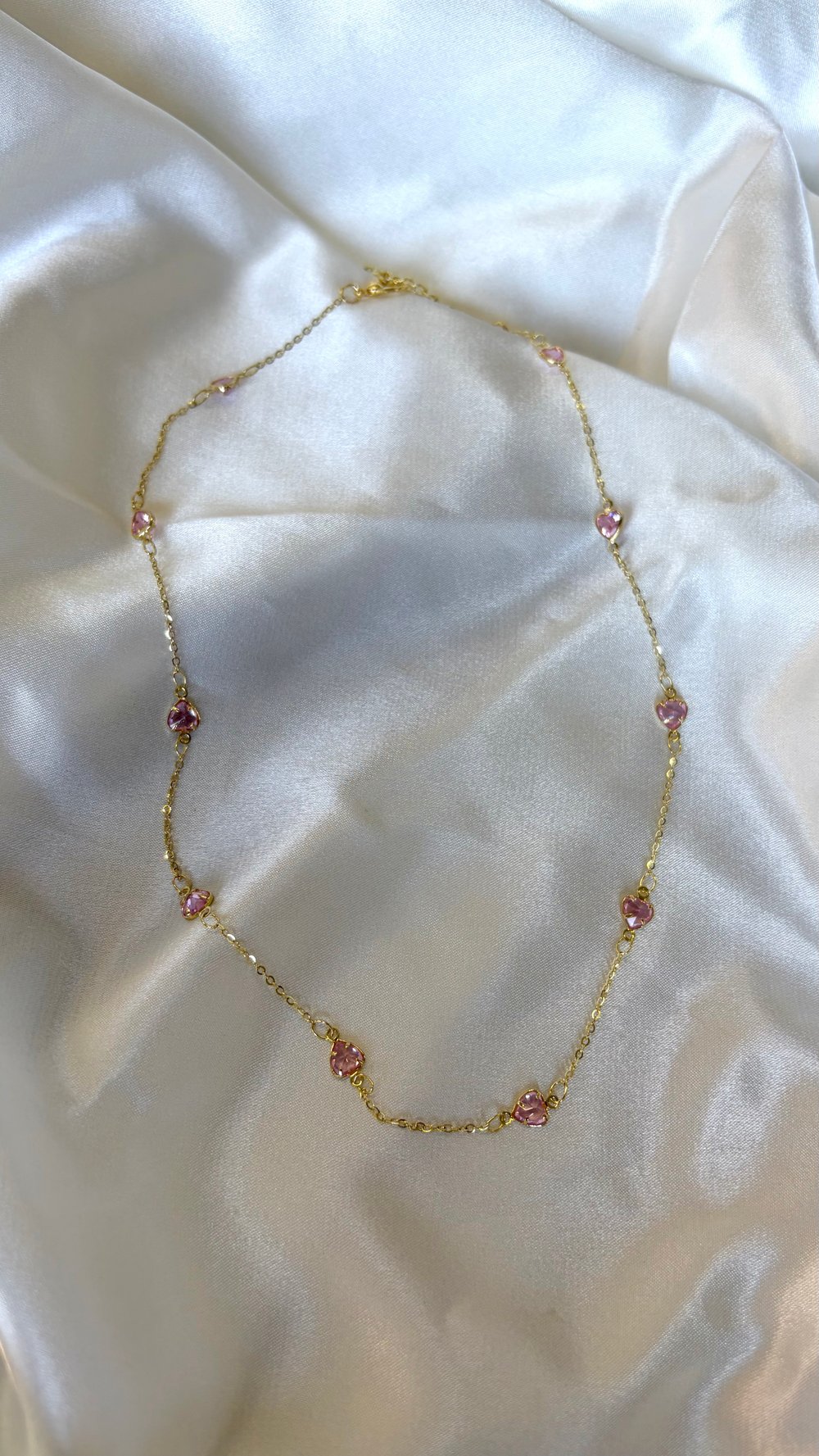Kadın Gold Renk Pembe Taşlı Sıralı Minik Kalpli Kolye 