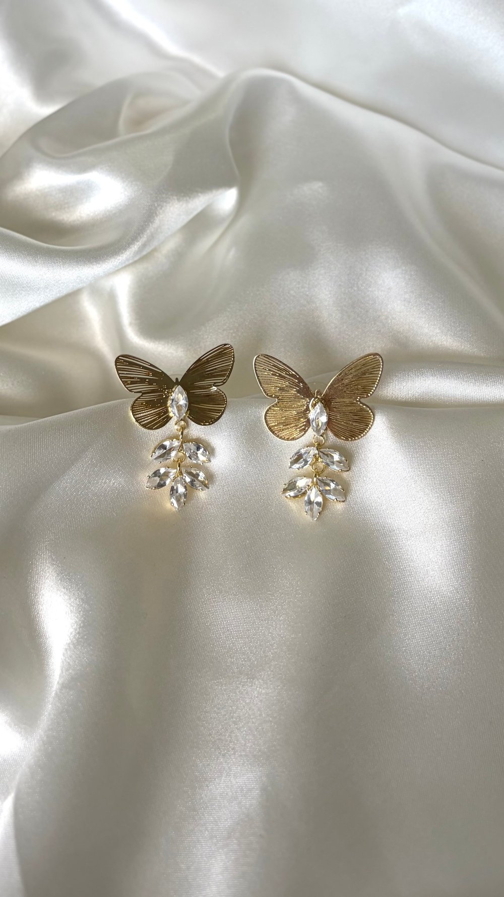 Kadın Gold Renk Taşlı Kelebek Model Sallantılı Küpe