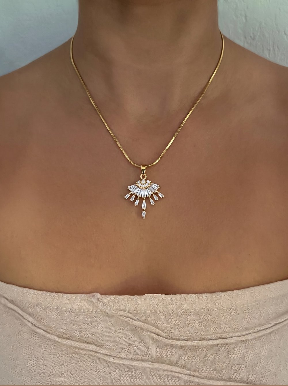 Kadın Gold Renk Taşlı Modern Kesim Çelik Kolye