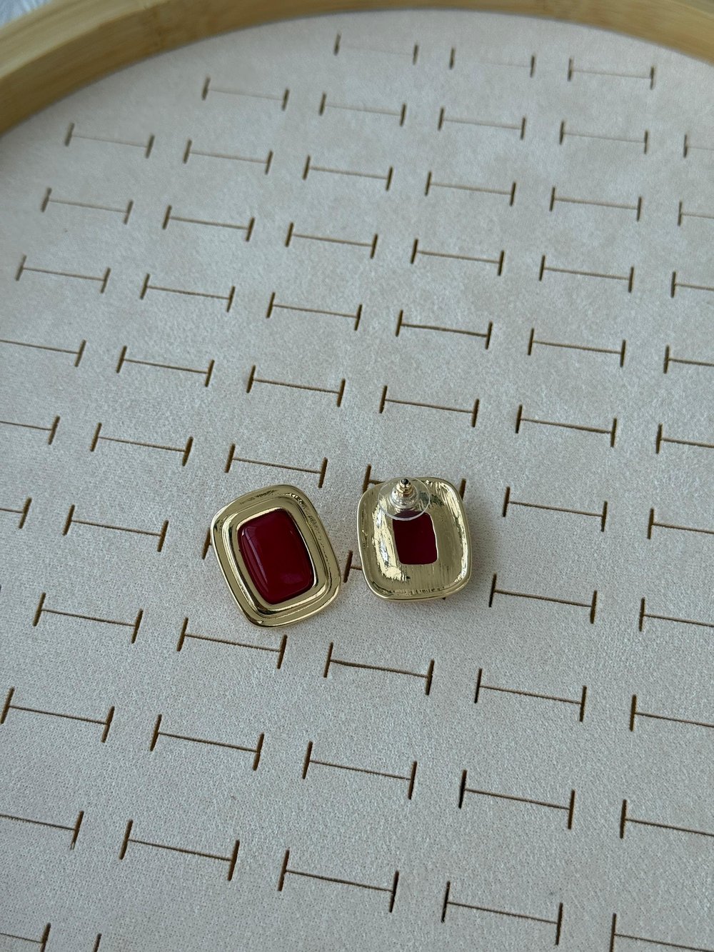 Özel Seri Bordo Taşlı Gold Plaka Küpe